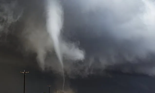 Meteorologists: Hurricane-force winds and tornadoes target 8 states