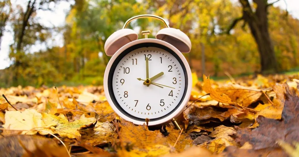 Daylight saving time could be disorienting for people With Alzheimer's or dementia. Here's how to help your loved ones.
