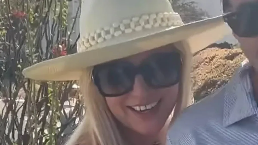 Britney Spears reunites with her older brother Bryan on Mexico getaway