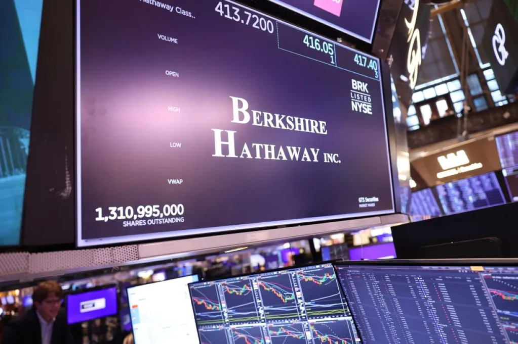 Berkshire cash soars to $325bn as Buffett sells Apple and BofA - kuwaitTimes