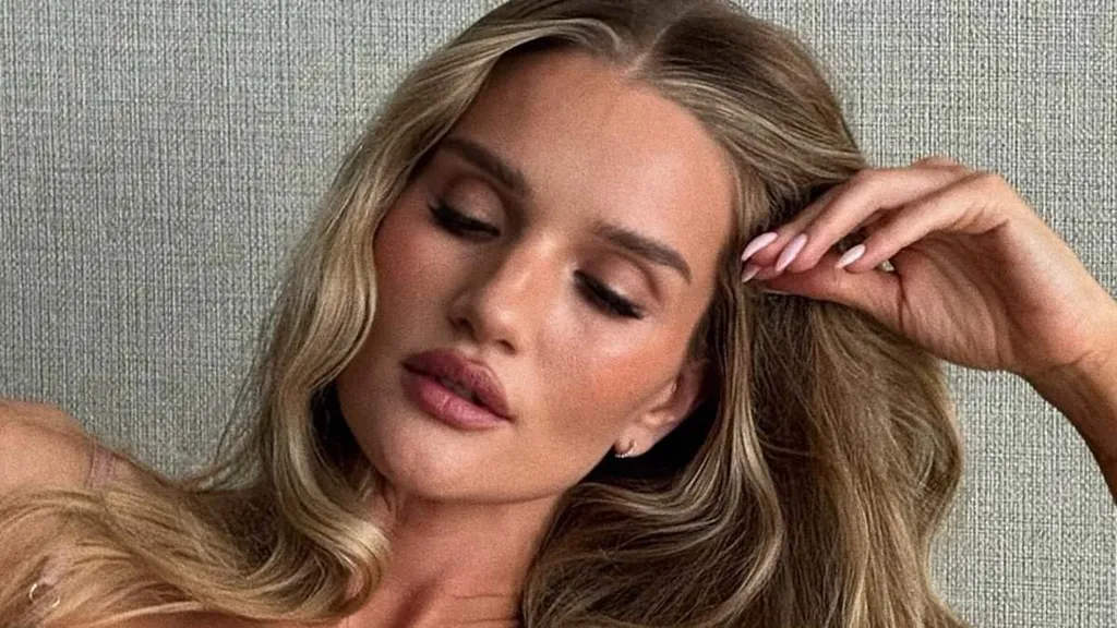 Rosie Huntington-Whiteley displays her toned figure in pink lingerie