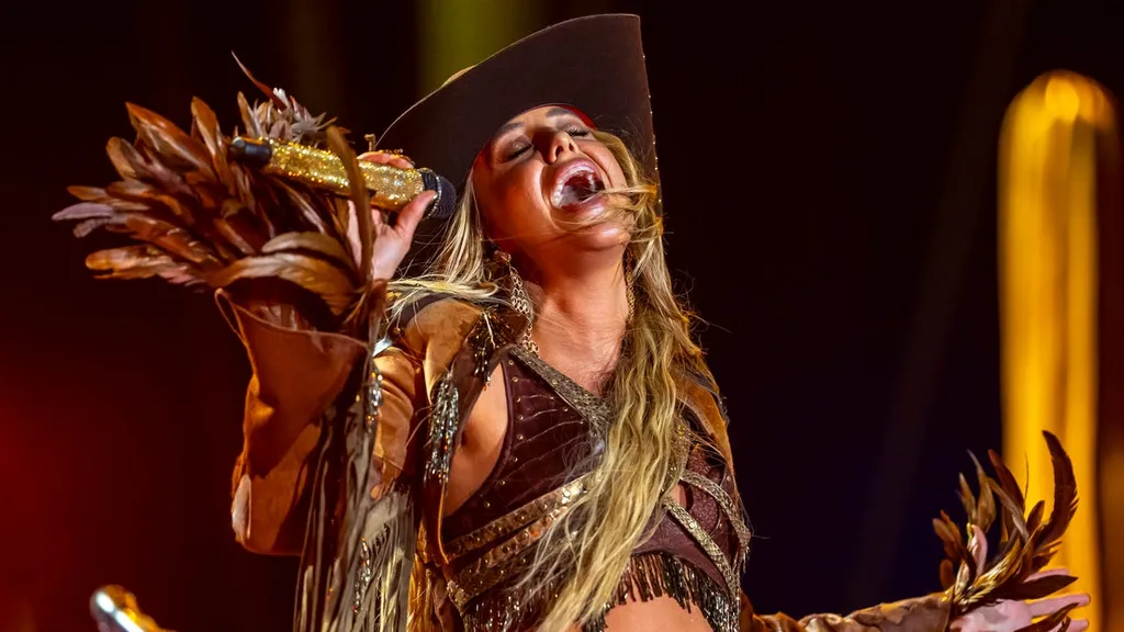 Lainey Wilson turns Stagecoach evacuation chaos into a commanding set