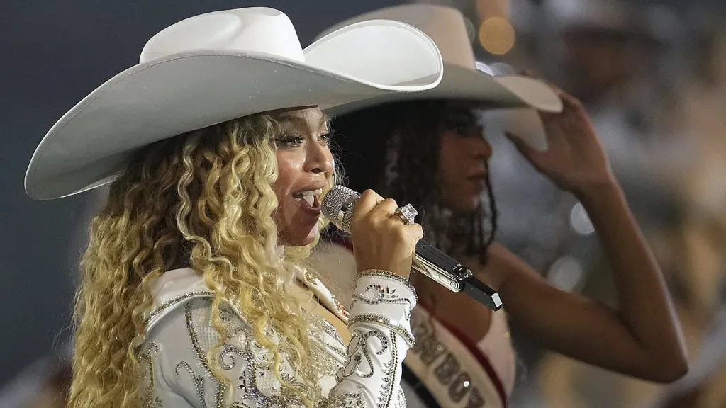 All of the easter eggs in Beyoncé's NFL Christmas Day halftime show