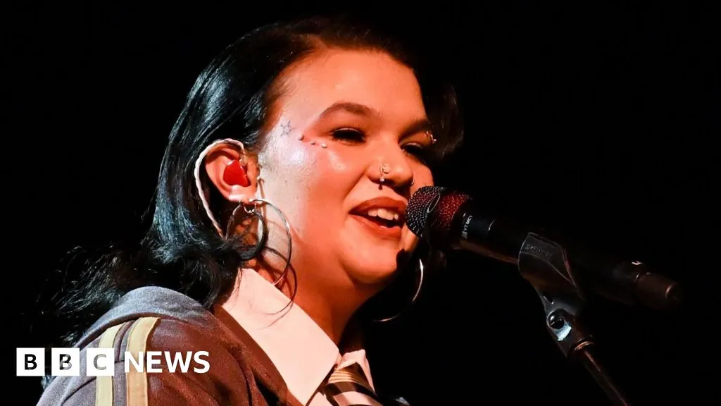 Lola Young: Messy singer back on stage and on form at London Palladium after break