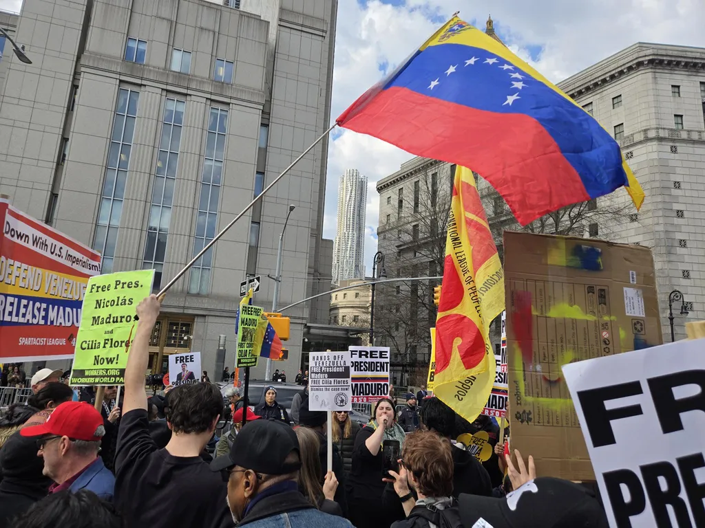 Protesters gather to support for President Maduro and First Lady Cilia Flores at court appearance