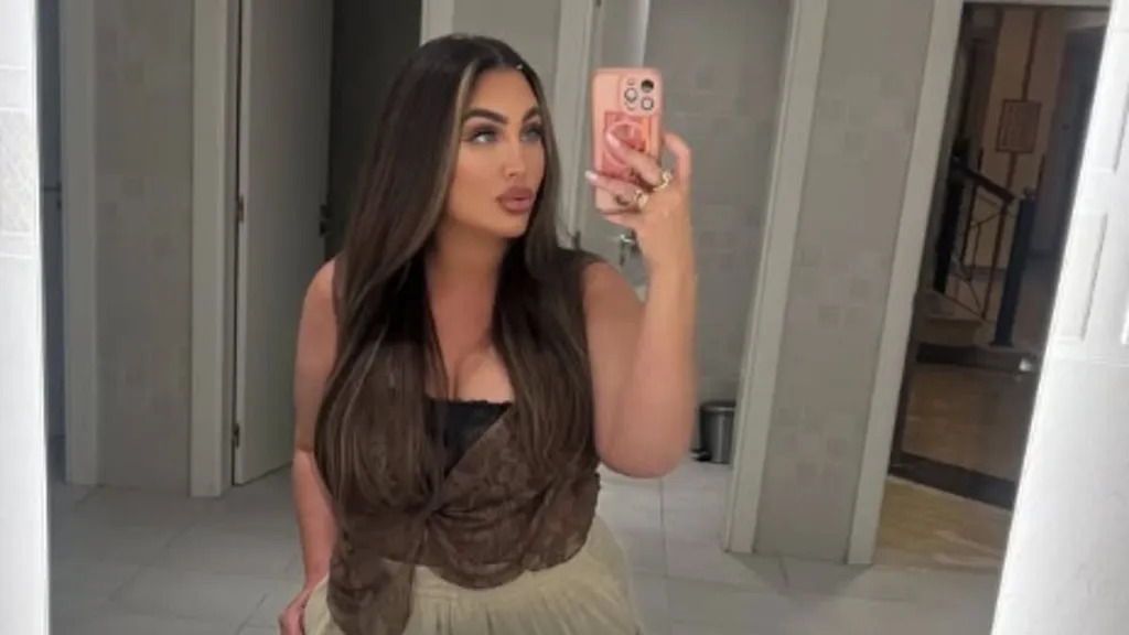 Lauren Goodger sets pulses racing with steamy bikini snap