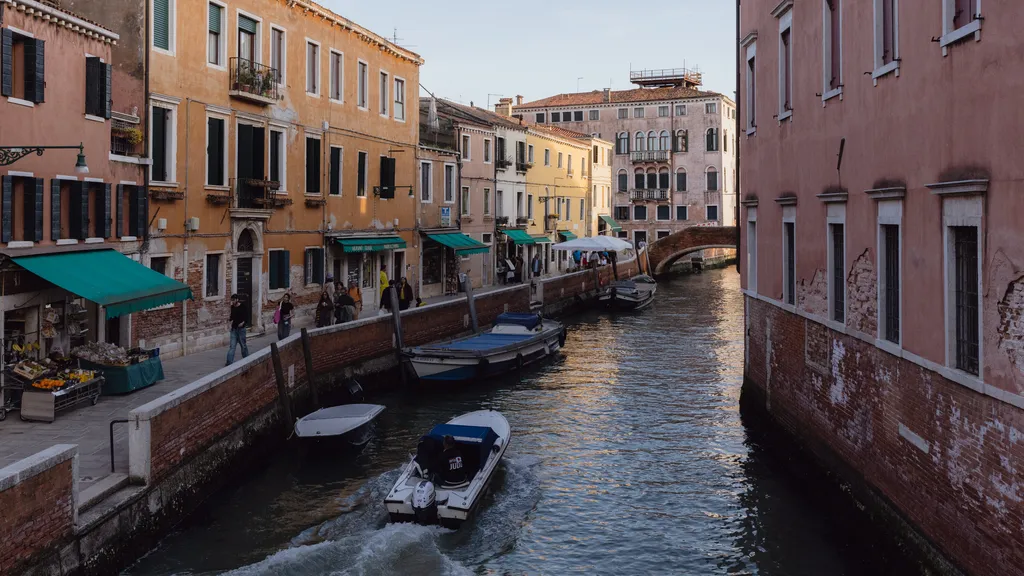 In Venice, Meditating on Time and Place on a Leisurely Bar Crawl