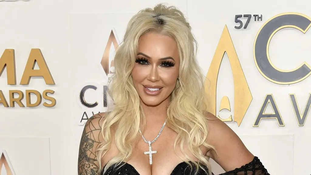 Jelly Roll's wife 'microdosing' weight-loss drug: 'S**t my brains out'