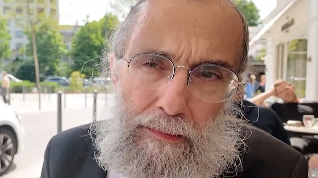 Moment bystanders detain thug who attacked Rabbi at Paris cafe