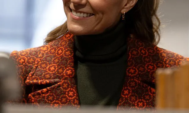 Kate´s needlework praised in woollen mill visit