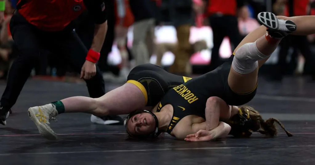 Chloe Sanders pins her way back to state wrestling finals