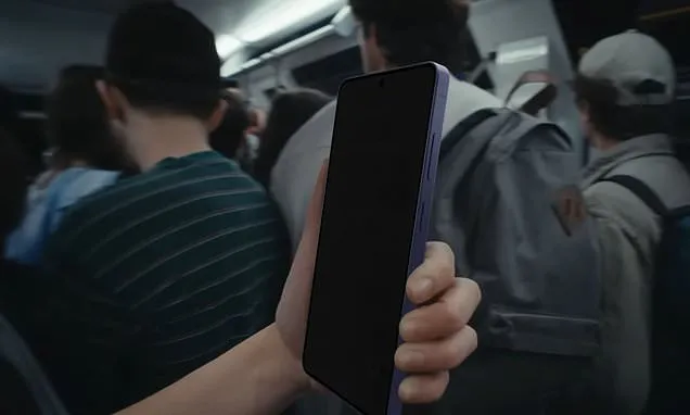 Screen snoopers beware! Samsung phone has a built-in Privacy Display