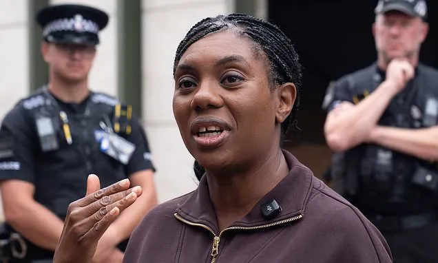 Farage 'copying our homework´ with immigration plans, Badenoch says