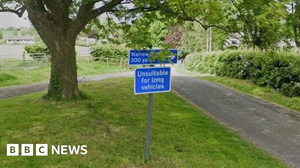 HGV drivers ignore warnings and damage Richmond Hill lane