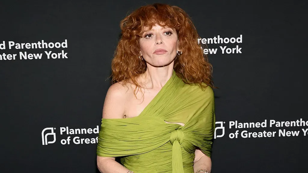 Natasha Lyonne drops cringeworthy jokes about flight removal at gala