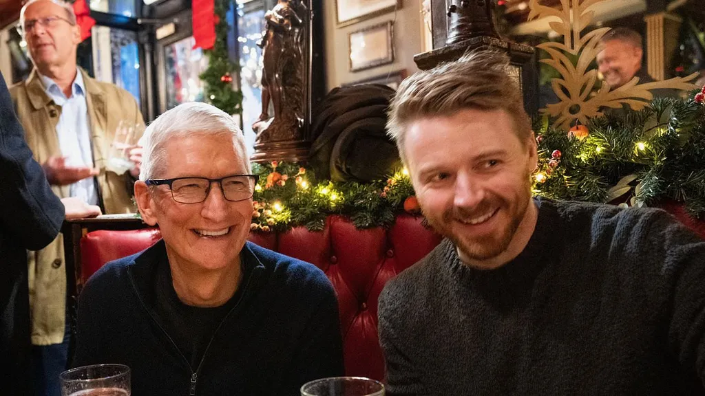 Jack Lowden grabs a pint with Apple CEO Tim Cook to talk Slow Horses