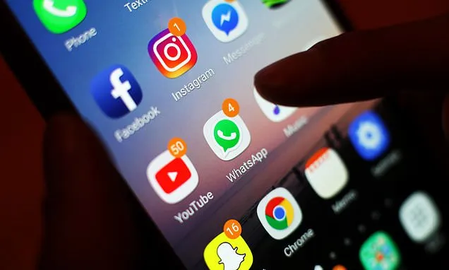 Do not give smartphones to children under 11, EE advises