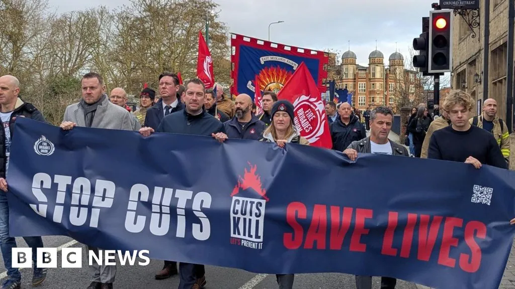 Oxfordshire firefighters back strike action in row over cuts