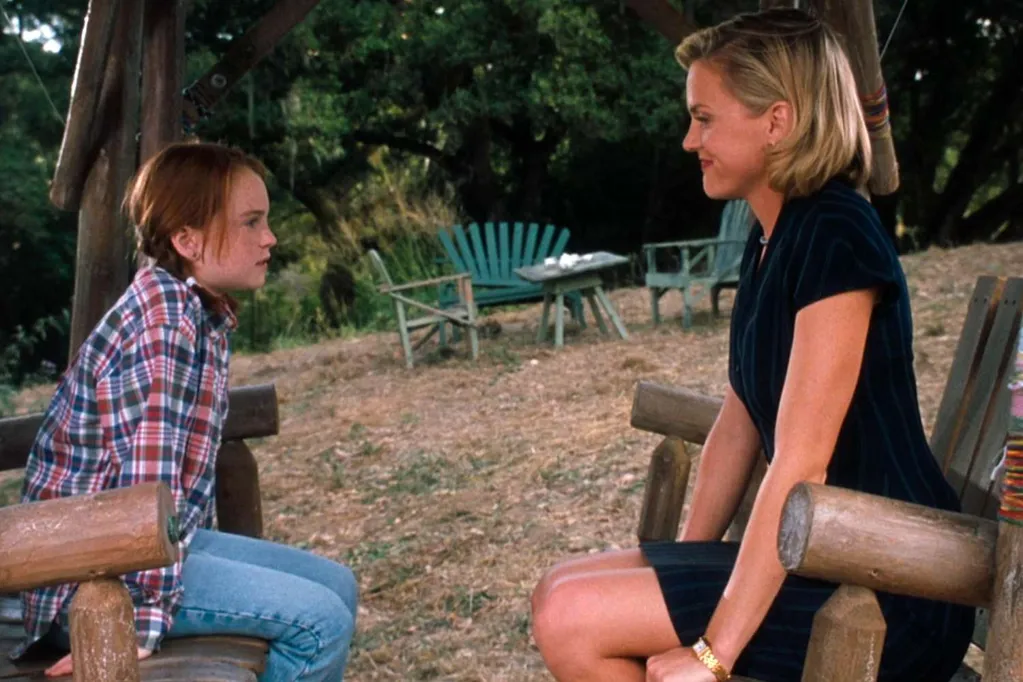 Elaine Hendrix Reveals How Close She Stayed with Lindsay Lohan 27 Years After Playing 'Parent Trap' Enemies