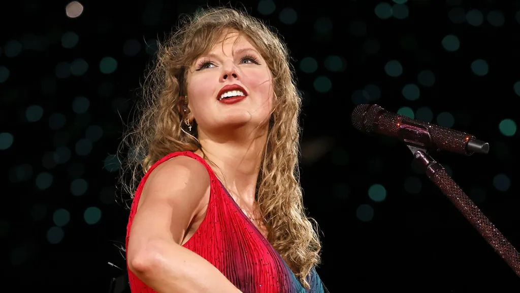 Taylor Swift fans are convinced she's collaborating with Dolly Parton