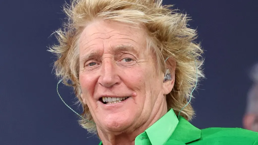 Rod Stewart leaves Glastonbury's Pyramid stage to fix urgent issue