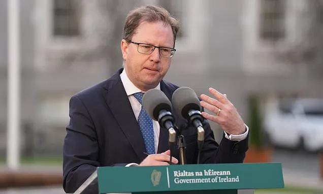 Calls for Higher Education Minister to clarify student fee comments