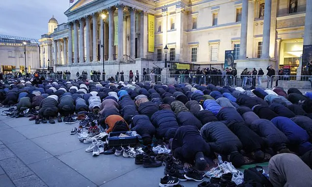 Kemi Badenoch accuses Keir Starmer of 'sucking up' to Muslims