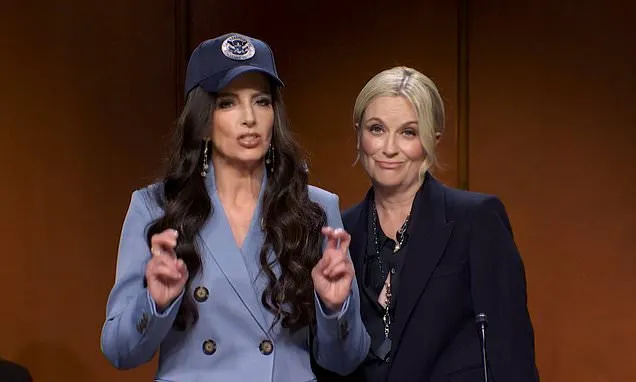 Tina Fey makes surprise return on SNL