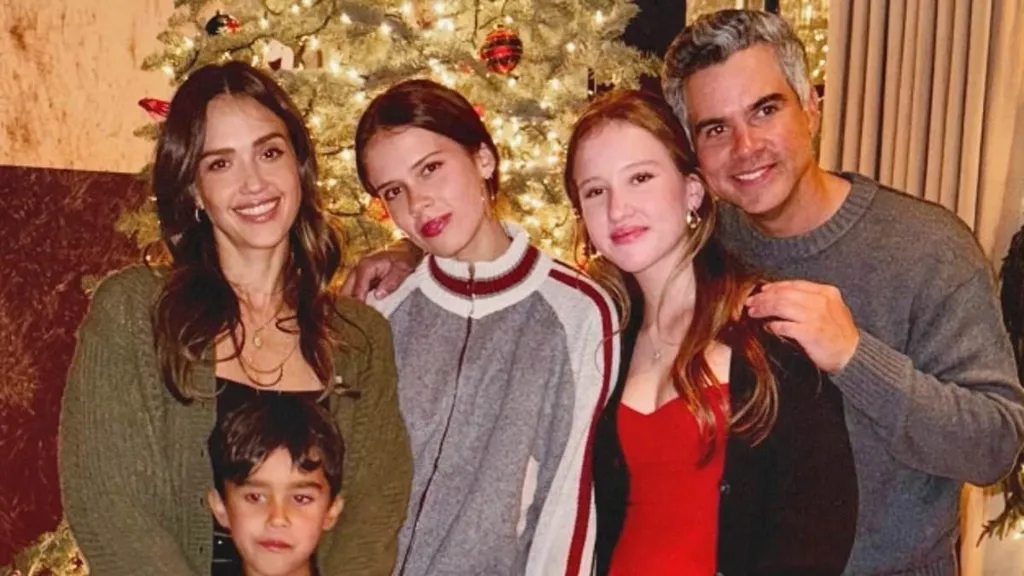 The baffling detail in Jessica Alba seemingly happy family photo