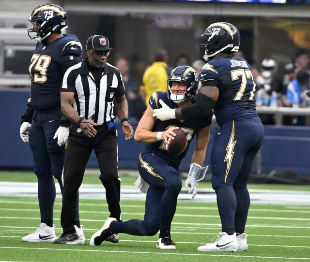 Chargers sink Raiders despite Justin Herbert's hand injury