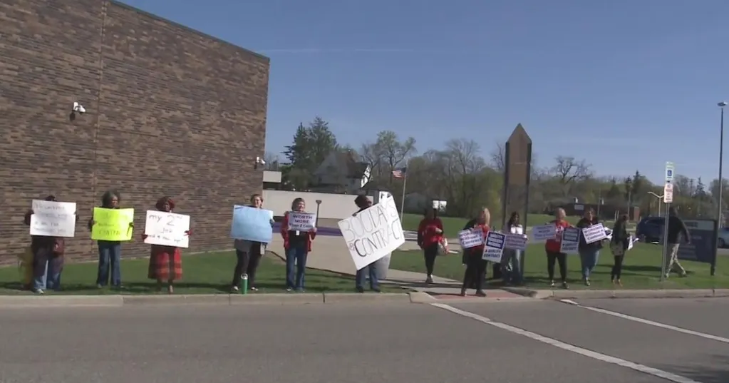 Pontiac teachers protest over contract ahead of school board meeting