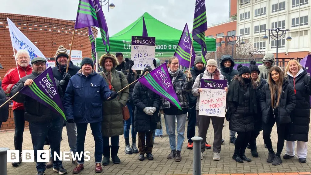 Leeds Hospitals theatre staff walk out over pay disparity