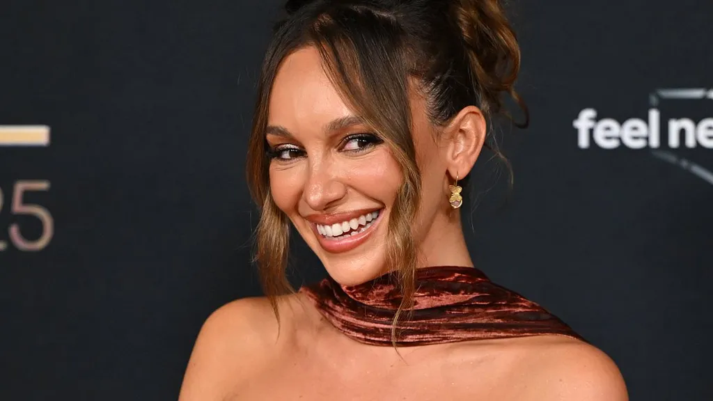Aussie TV star sparks dating rumours with Vikings actor