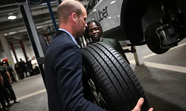 William lends mechanics a hand as he hails Earthshot finalist´s...
