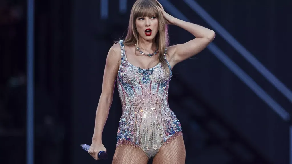 Taylor Swift hand gesture sends internet into meltdown