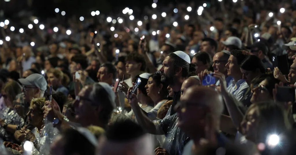 Lawyers for Bondi Beach shooting suspect Naveed Akram seek gag order to protect family