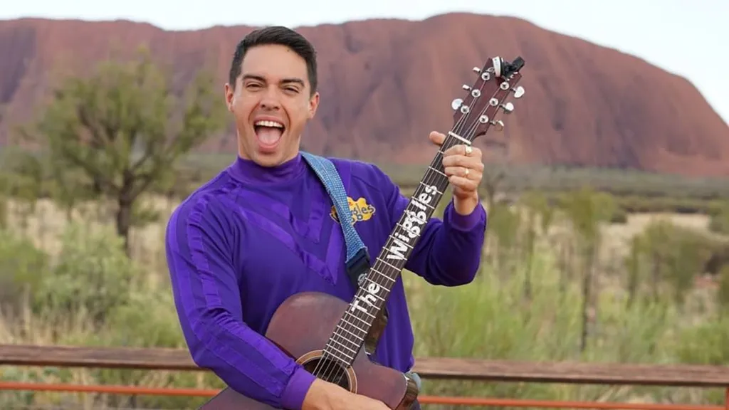 Hot Purple Wiggle John Pearce shows off ripped physique working out