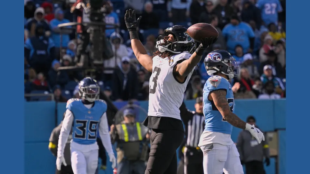 Trevor Lawrence leads Jaguars to third straight win in 25-3 victory over the Titans