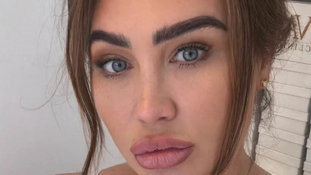 Lauren Goodger puts on a VERY busty display in new Instagram selfie