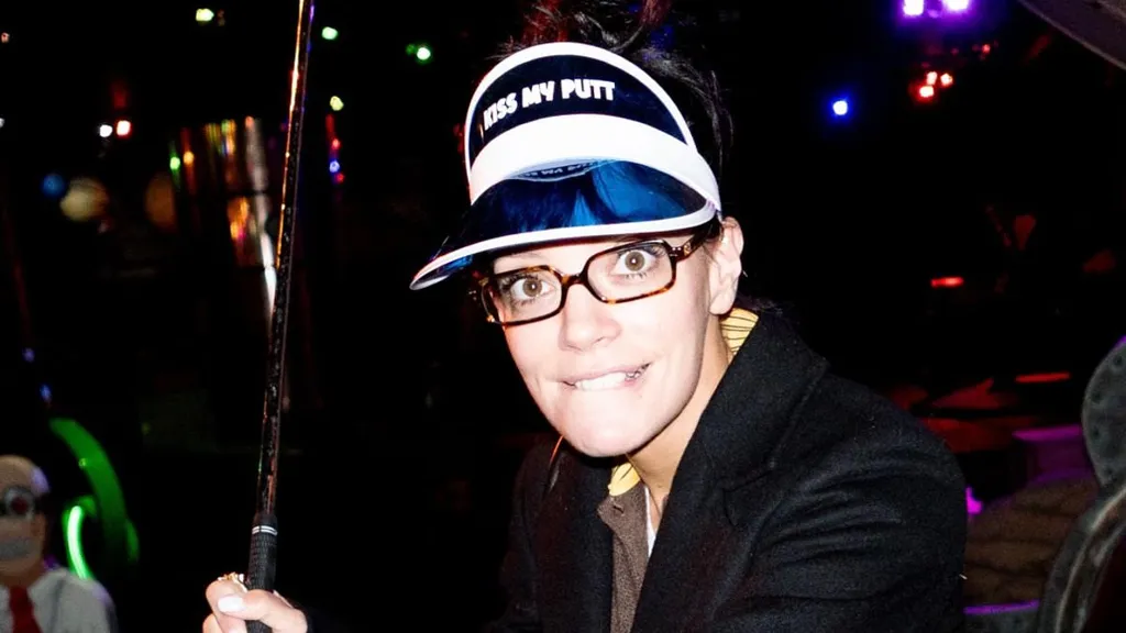 Lily Allen shows off her mini golfing skills and receives Greggs gift