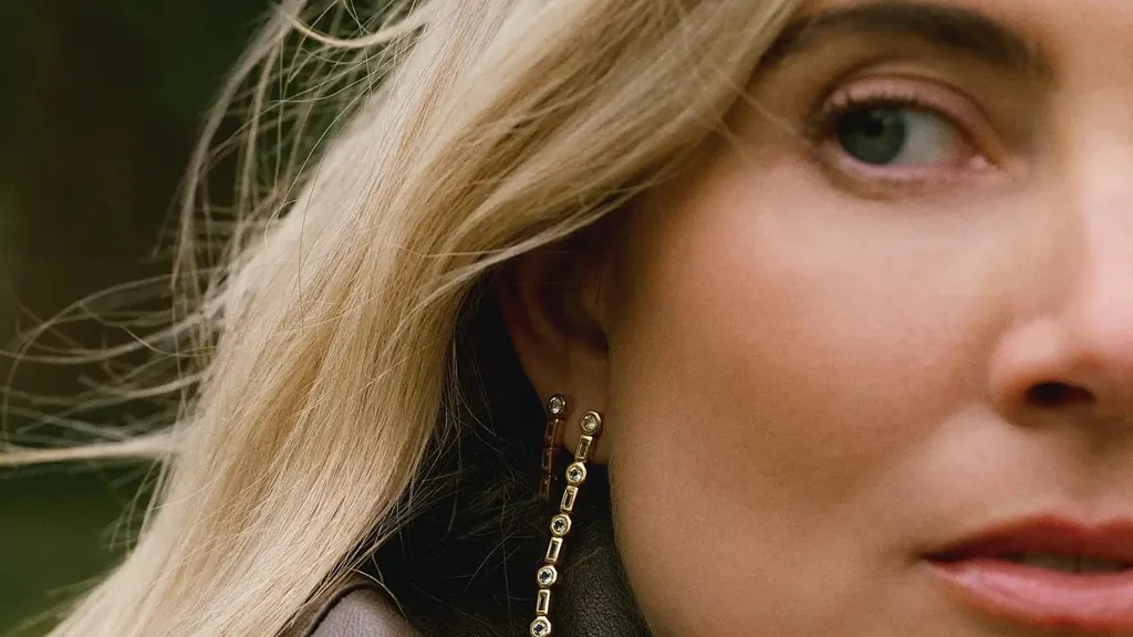 How to pick the right earrings to best flatter your face shape