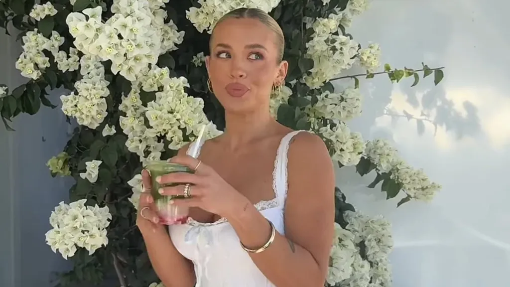 Tammy Hembrow seen wearing diamond wedding ring following split