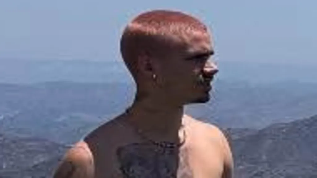 Shirtless Romeo Beckham debuts new pink buzzcut