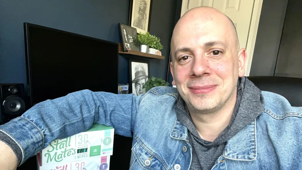 41-year-old high school teacher's side hustle brings in $3.8 million a year -- he shares 'every high and every low' with students