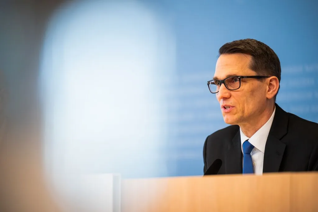 Schlegel Says Vigilant SNB Unrestricted on Rates, Interventions