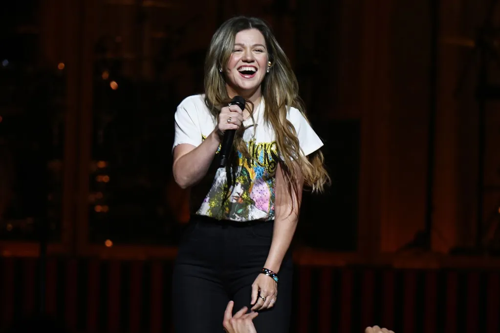 Kelly Clarkson Jokes She's 'Embarrassing' Her Kids While Warning Fans About Her Pasties Falling Off Mid-Show