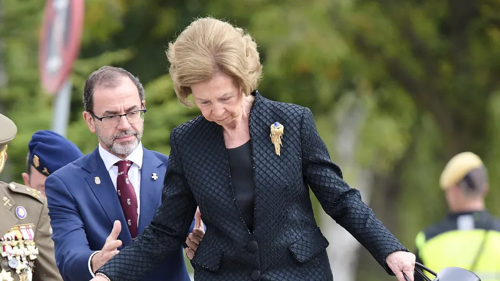 Queen Sofía of Spain appears unsteady at military event in Madrid
