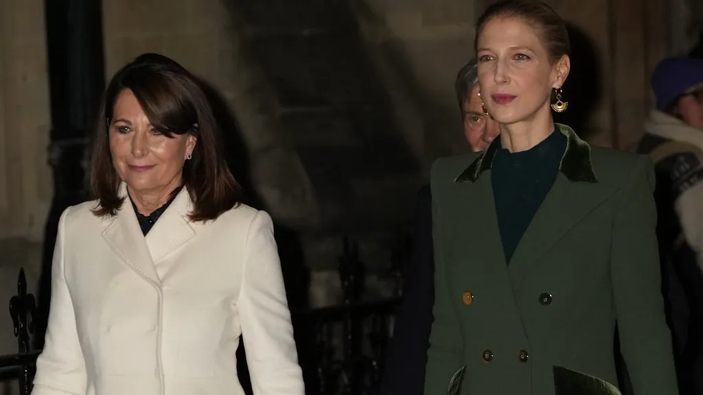 Pippa and Carol Middleton join Kate to support her at carol concert