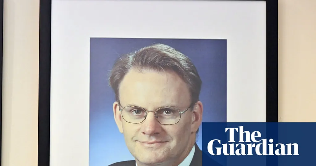 Labor to add text to Mark Latham's portrait as former party leader faces ongoing controversy