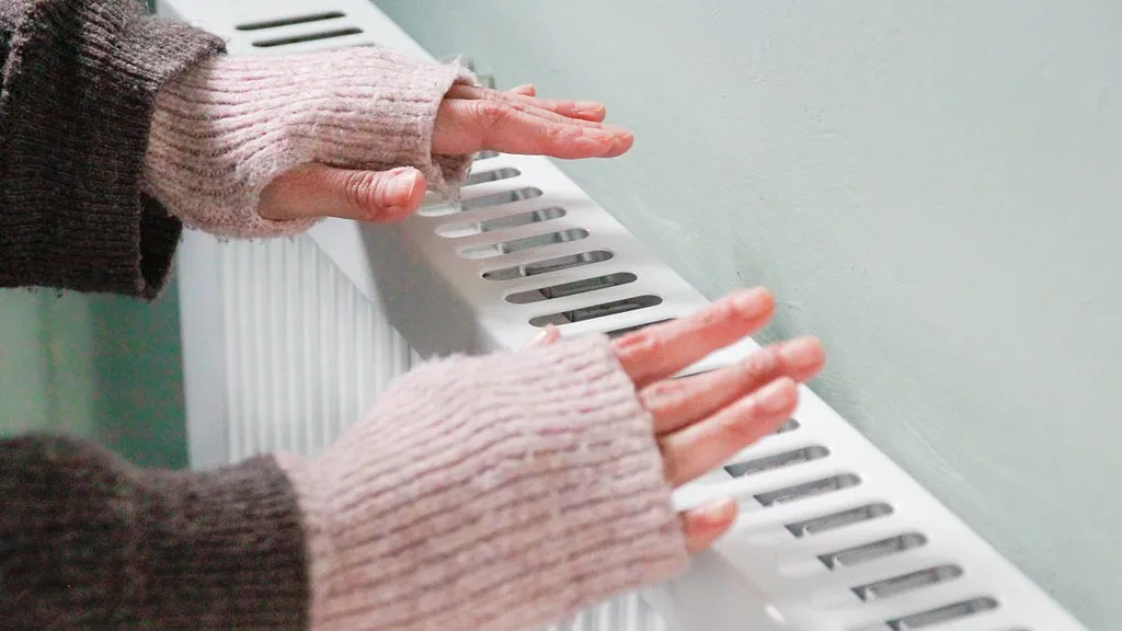 The ultimate guide to how to fix cold hands, by DR ELLIE